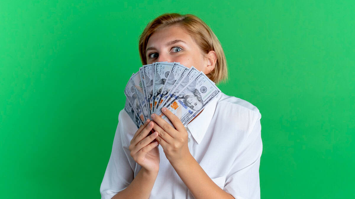 Person holding cash